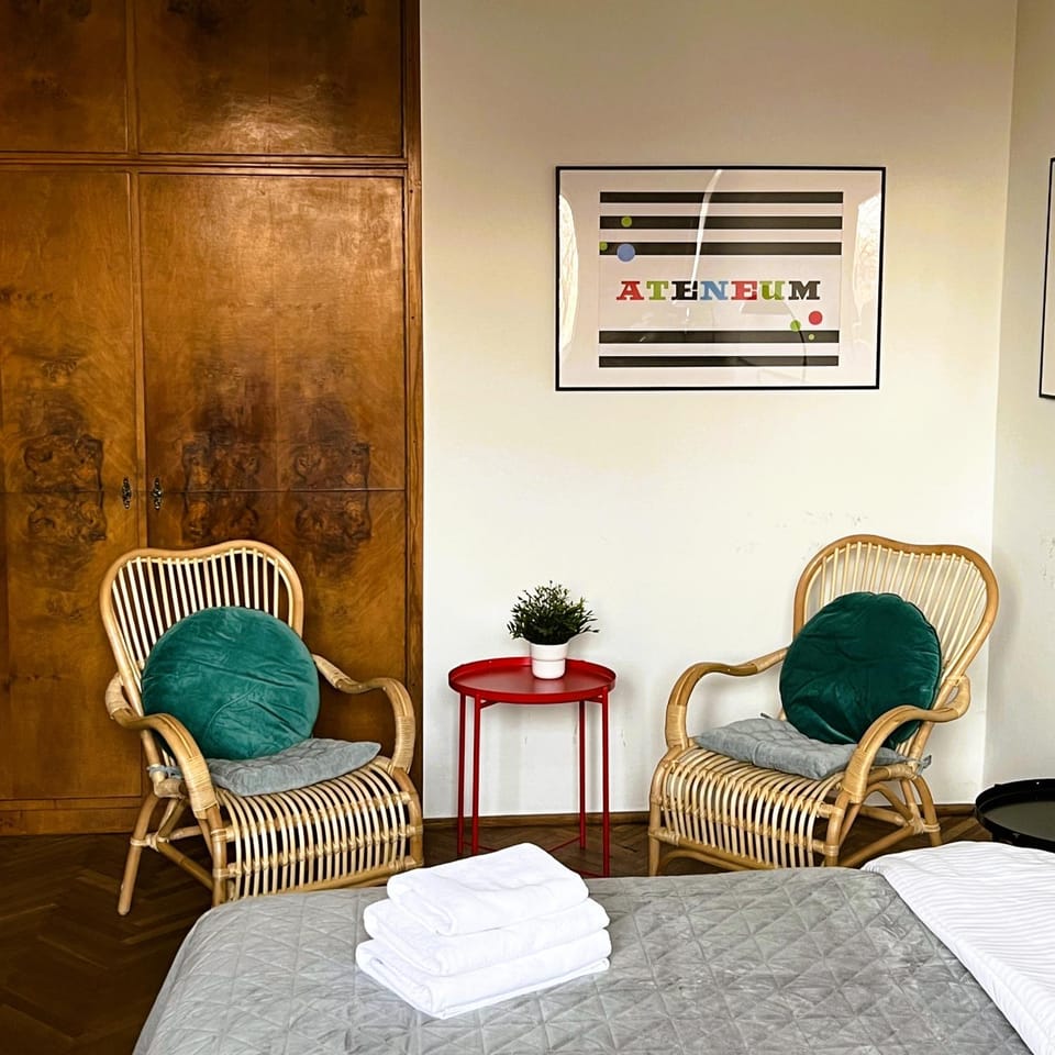 Bed, Living room, Photo of the whole room, Seating area, Bedroom, towels