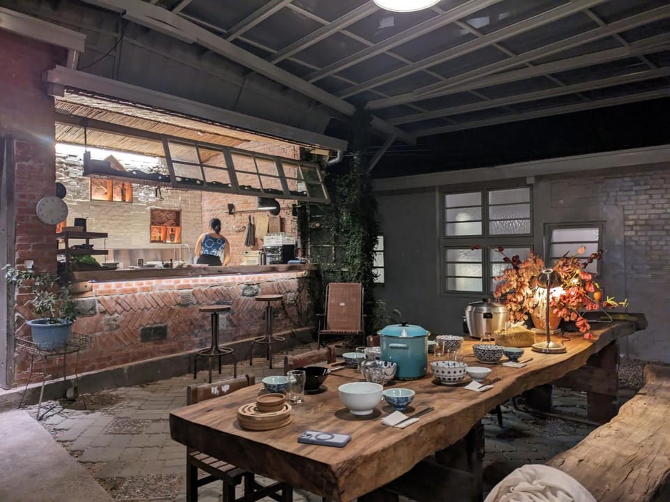 Restaurant/places to eat, Kitchen or kitchenette, Living room, Seating area