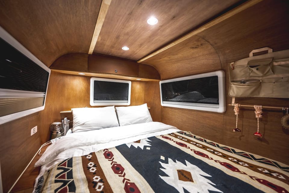 Bed, TV and multimedia, Bedroom