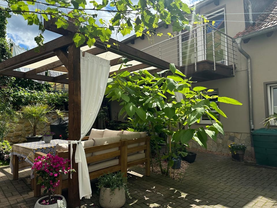 Property building, Garden, Balcony/Terrace, Garden view