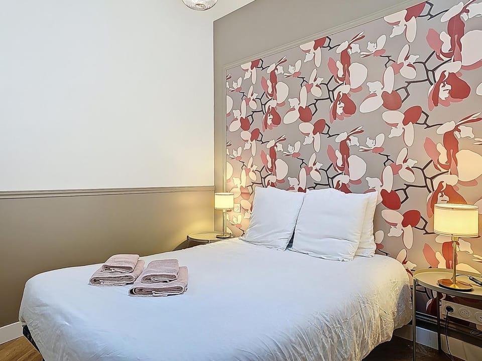 Bed, Bedroom, towels
