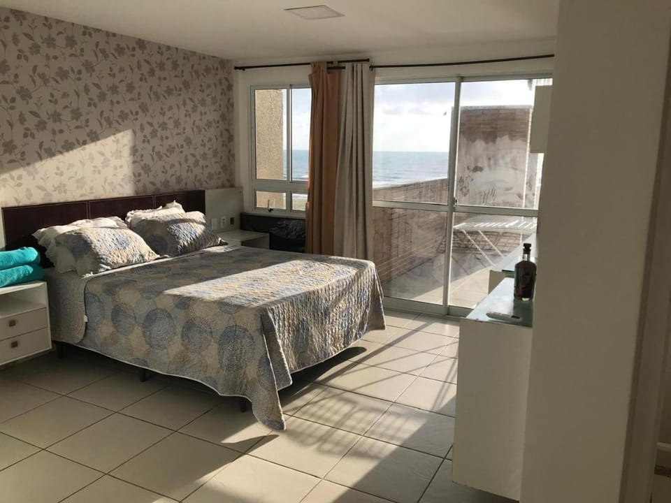 Apartamento Vista total do Mar uma cobertura a 400m do Beach Park no Porto das Dunas Aquiraz Condomínio Terramaris Piscina ampla Parque infantil Sauna Estacionamento privado Apartment in State of Ceará