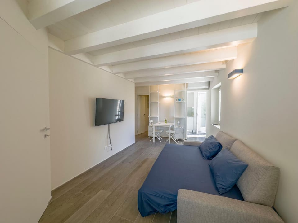 Communal lounge/ TV room, Bed, TV and multimedia, Living room, Seating area