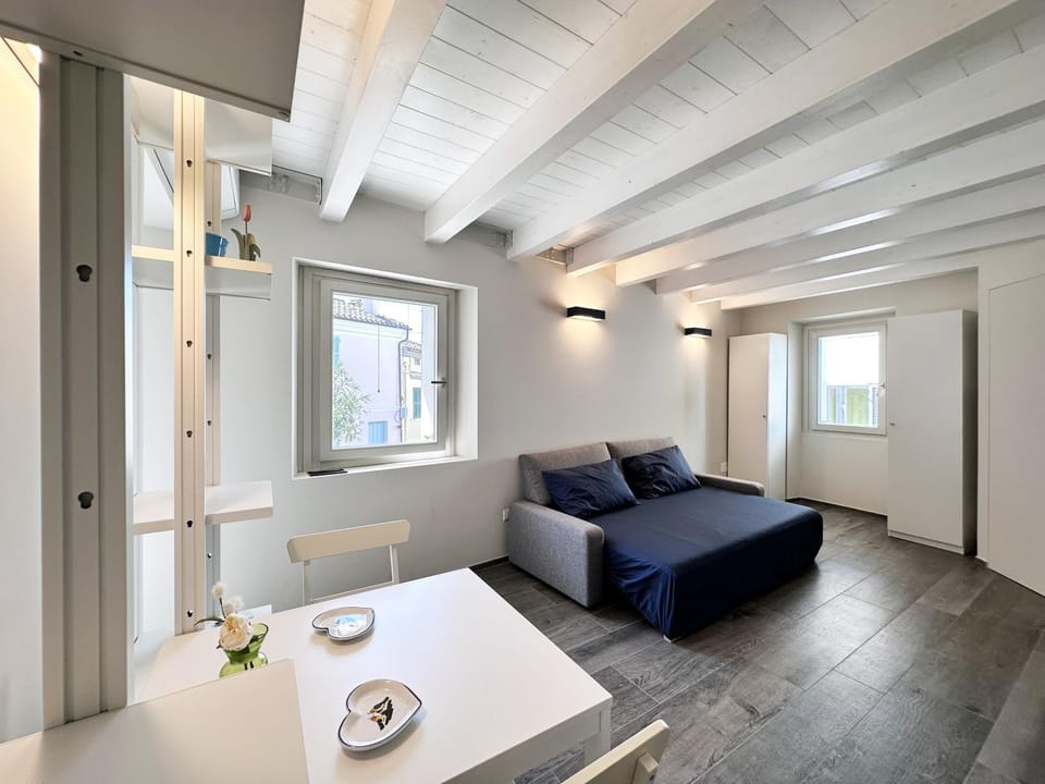 Bed, Living room, Photo of the whole room, Dining area