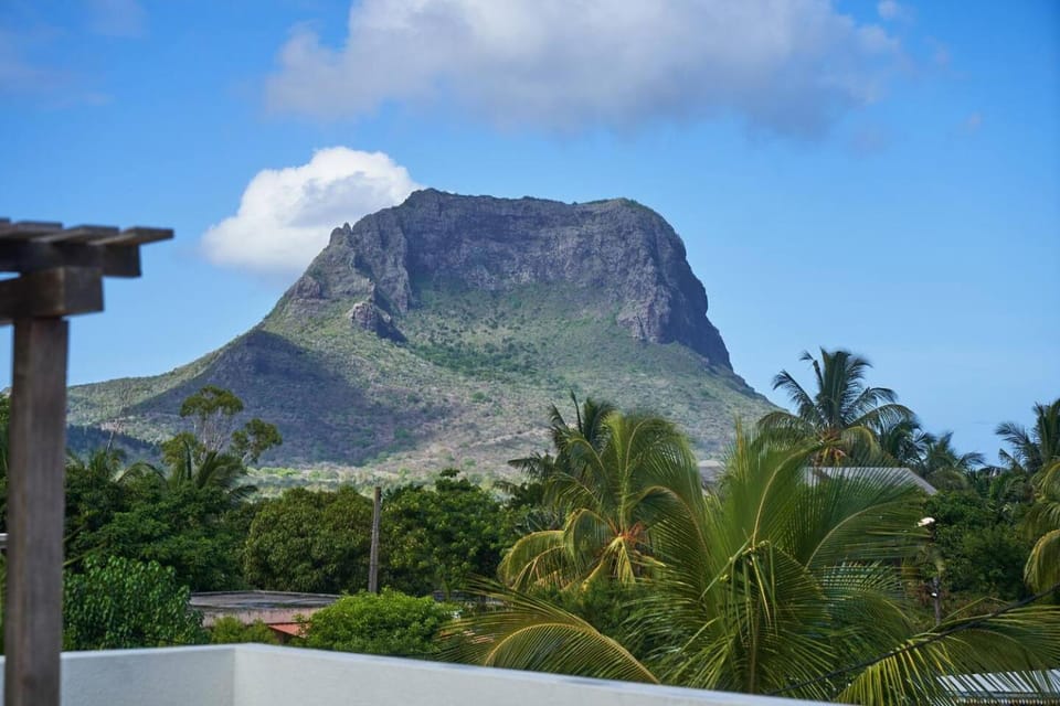 LouKaz -Entire Rental Units w Panoramic Rooftop Apartment in Rivière Noire District, Mauritius