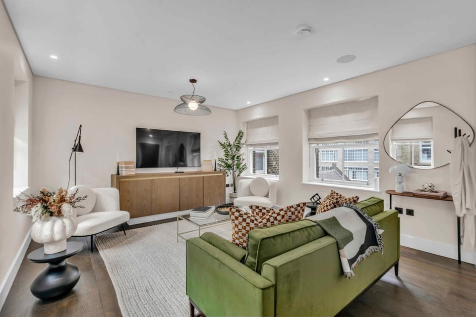 TV and multimedia, Living room, Seating area, Evening entertainment
