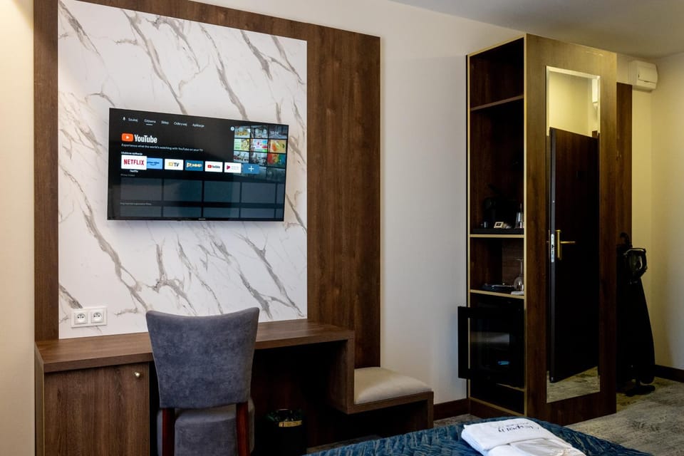 TV and multimedia, Photo of the whole room, Bedroom, wardrobe