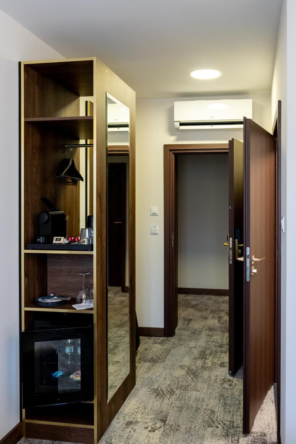 minibar, wardrobe, air conditioner