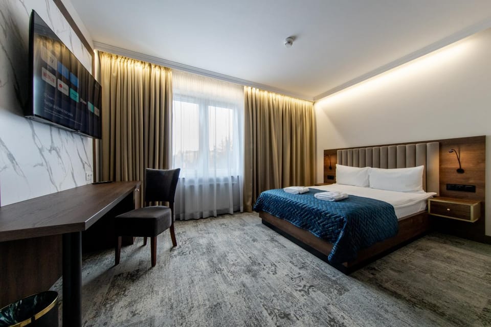 Bed, TV and multimedia, Photo of the whole room, Bedroom
