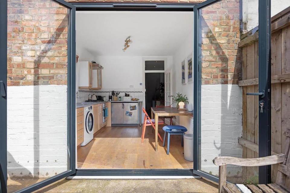 1 Bed & Garden, Sunny Artist Flat - 20mins to Central London Apartment in London
