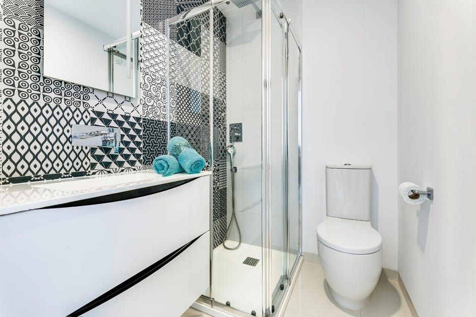 Shower, Toilet, Bathroom, towels