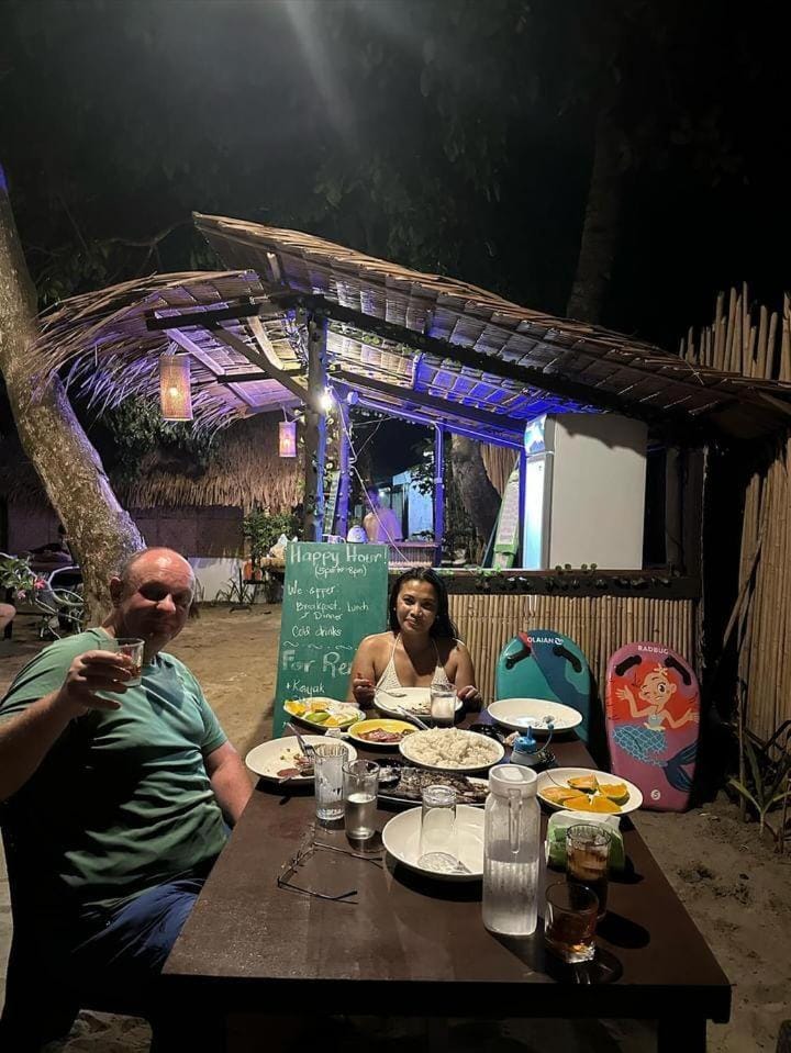 Food and drinks, Seating area, group of guests