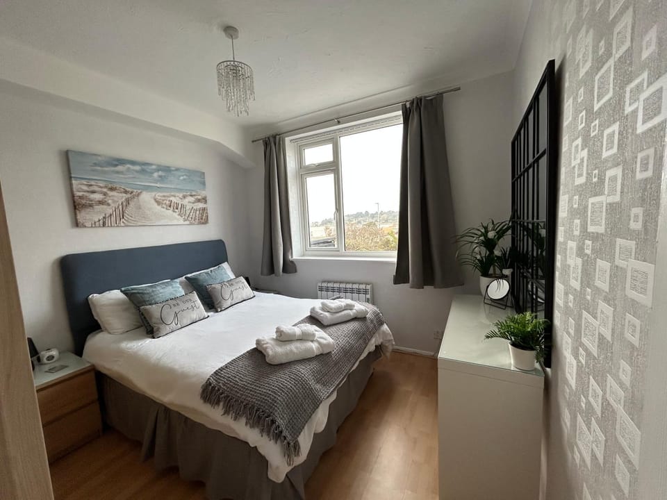 SHOREBANKS - Harbour View Apartment in Sandbanks. Apartment in Poole