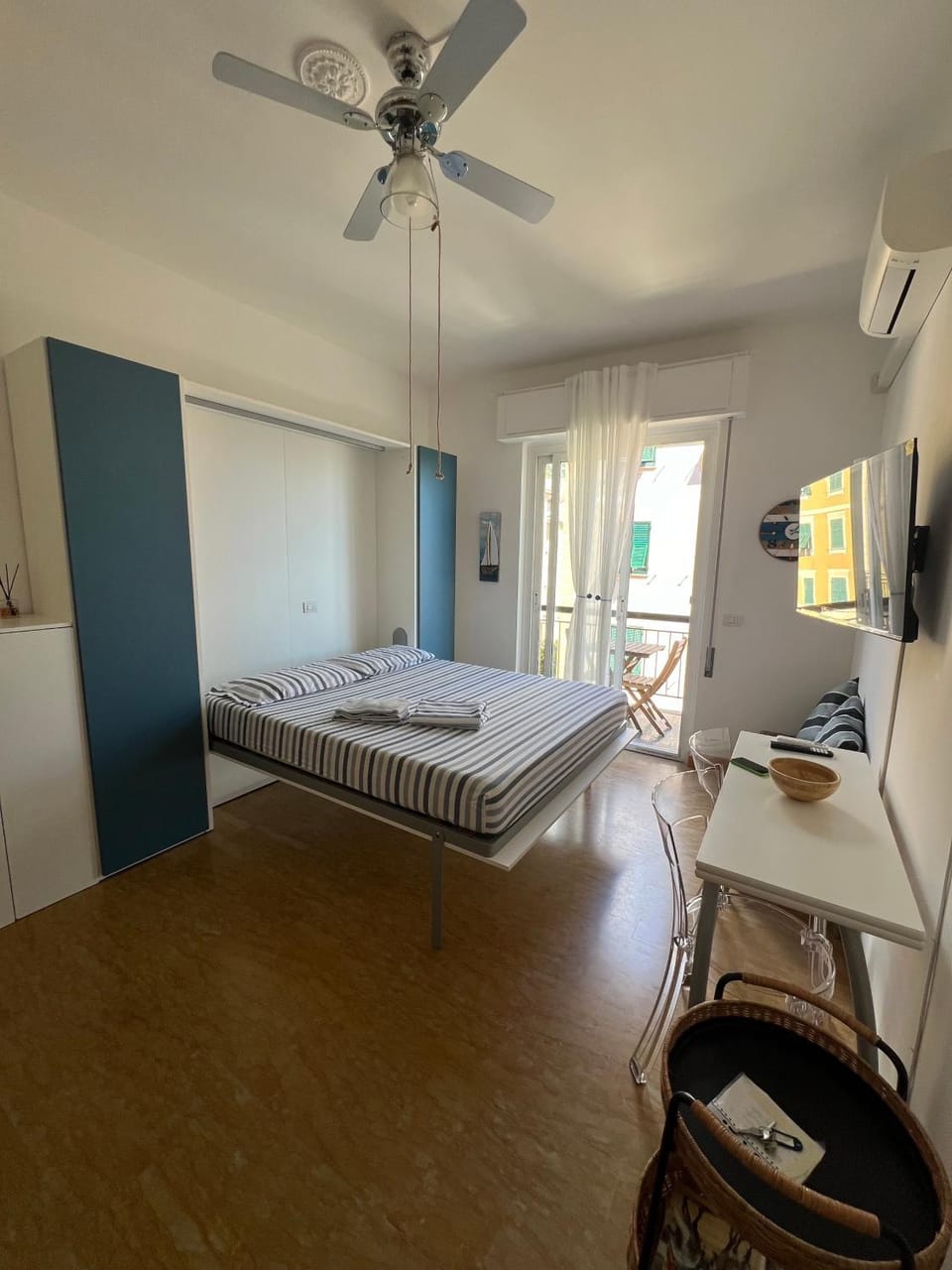 Bed, TV and multimedia, Photo of the whole room, Bedroom, fireplace, air conditioner