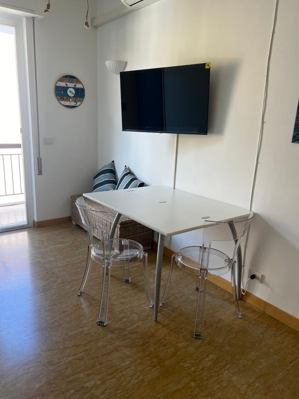 TV and multimedia, Living room, Dining area, hair dresser