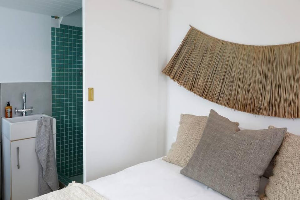 Quaint Room To Rent - Number 4706 Apartment in Cape Town