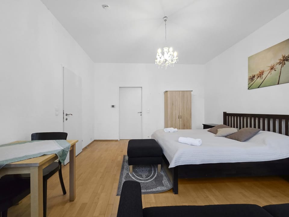 Three King-Size Beds, Three Bedrooms Apartment in Vienna