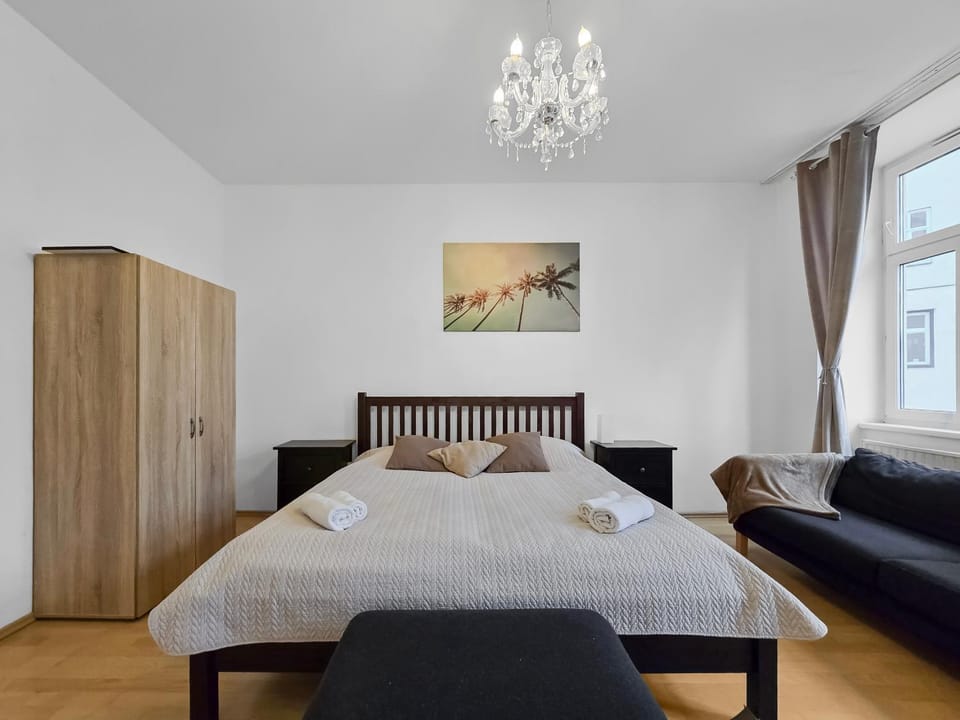 Three King-Size Beds, Three Bedrooms Apartment in Vienna