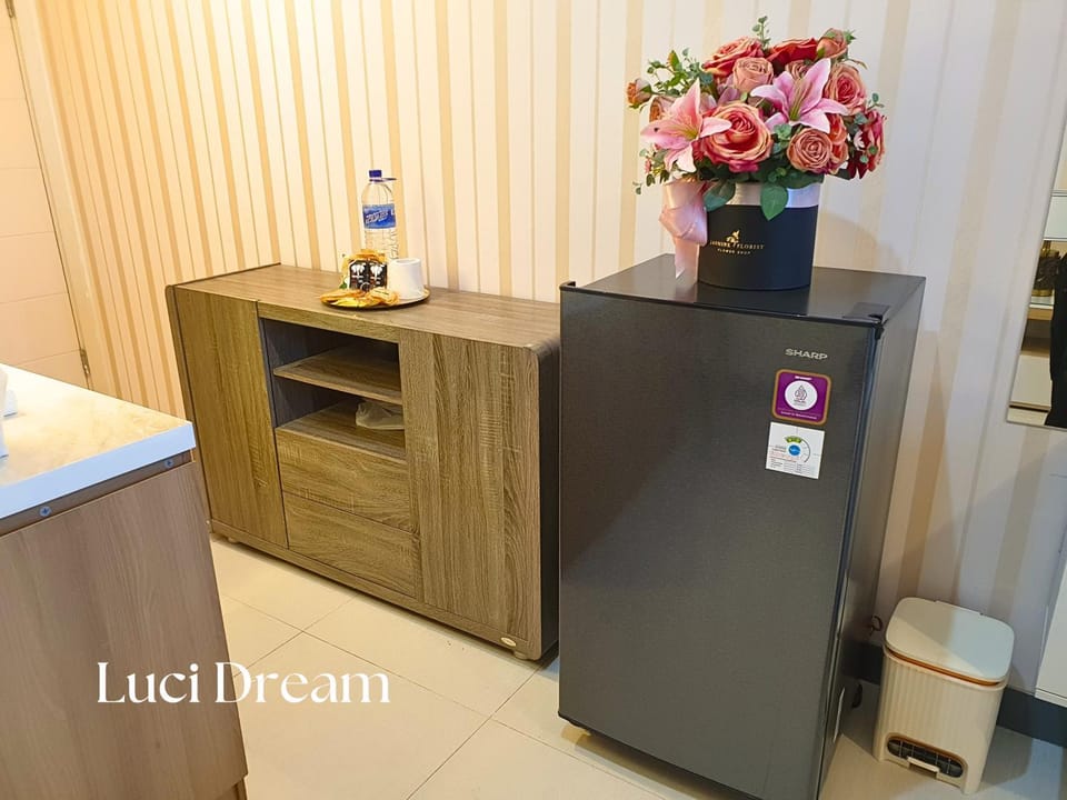 Coffee/tea facilities, minibar, storage