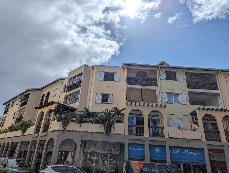 Property building, Neighbourhood, Location