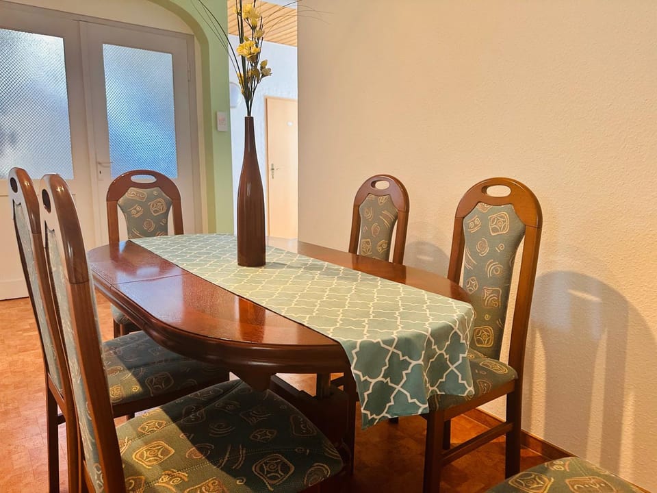 Seating area, Dining area