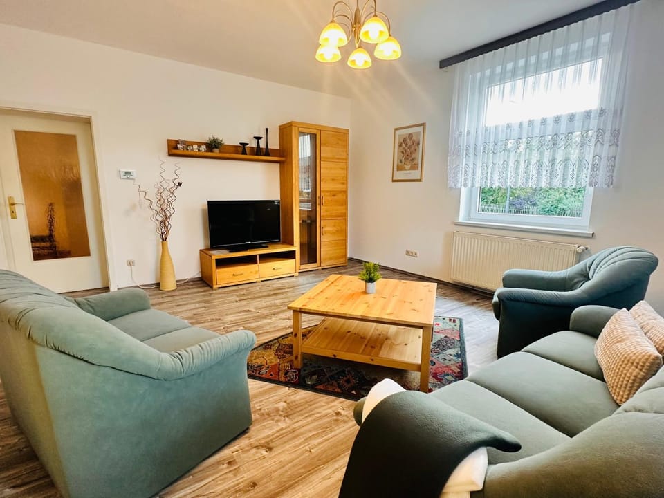 TV and multimedia, Living room, Seating area, Evening entertainment