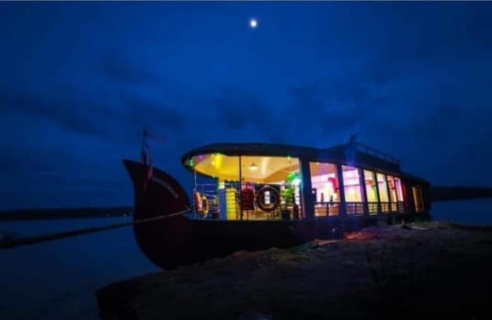 Sukūn Houseboats Docked boat in Kerala