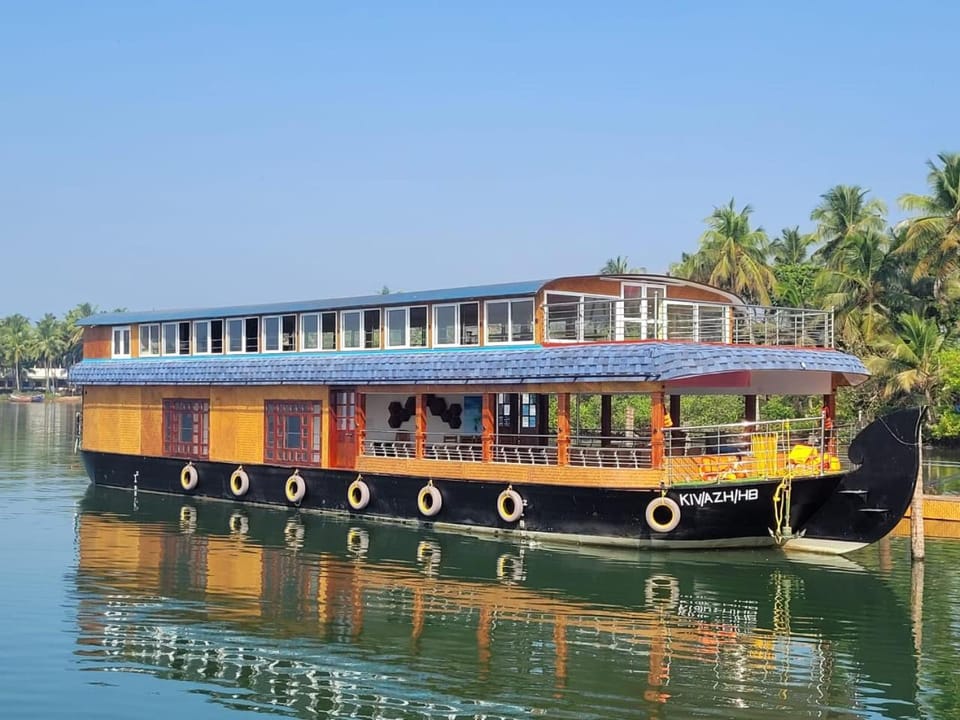 Sukūn Houseboats Docked boat in Kerala