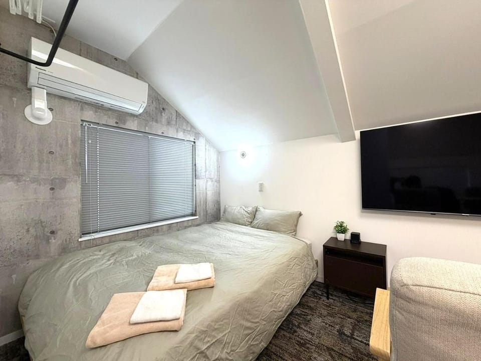 Bed, TV and multimedia, Photo of the whole room, Bedroom, towels, air conditioner