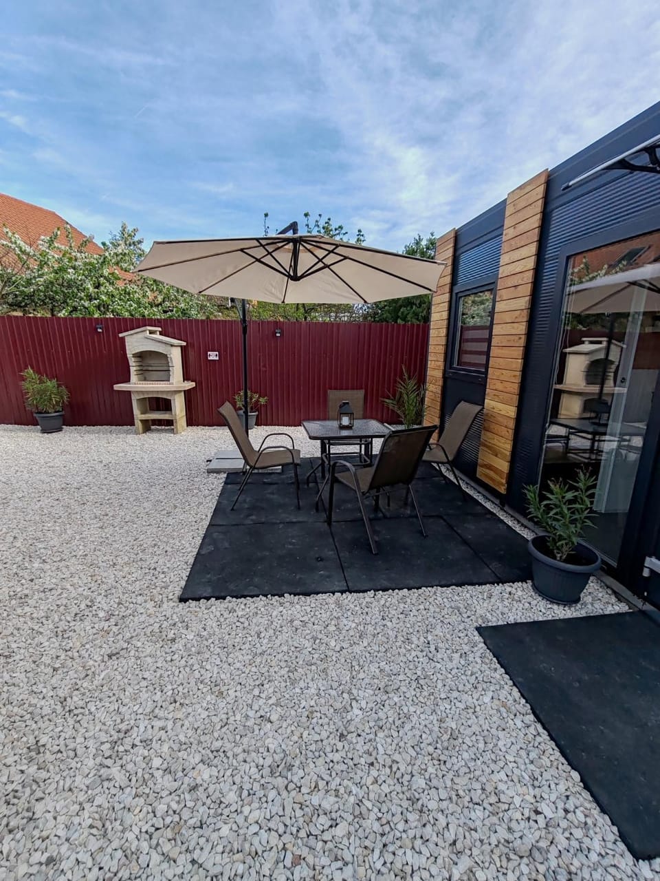 Property building, Patio, BBQ facilities, Balcony/Terrace
