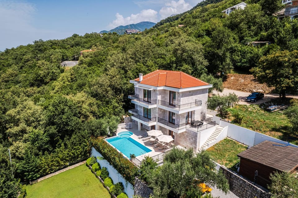 Property building, Bird's eye view, Garden, Pool view, Swimming pool
