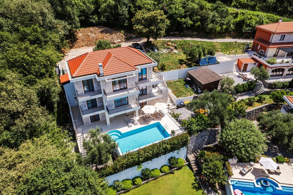 Property building, Natural landscape, Bird's eye view, Garden, Pool view, Swimming pool, sunbed