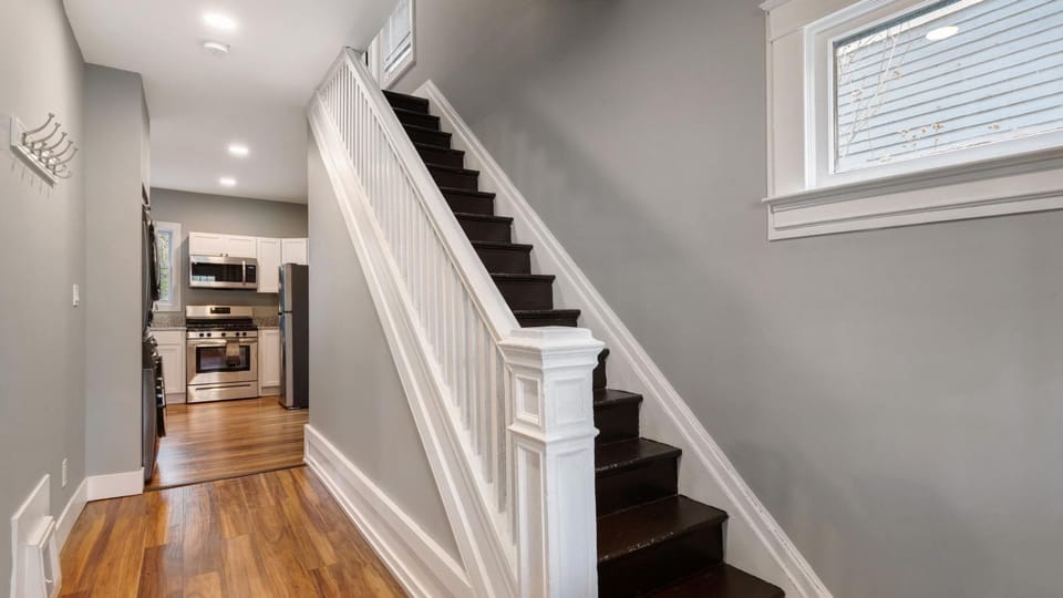 Walk to Niagara Falls. Renovated 3 bed house! House in Niagara Falls