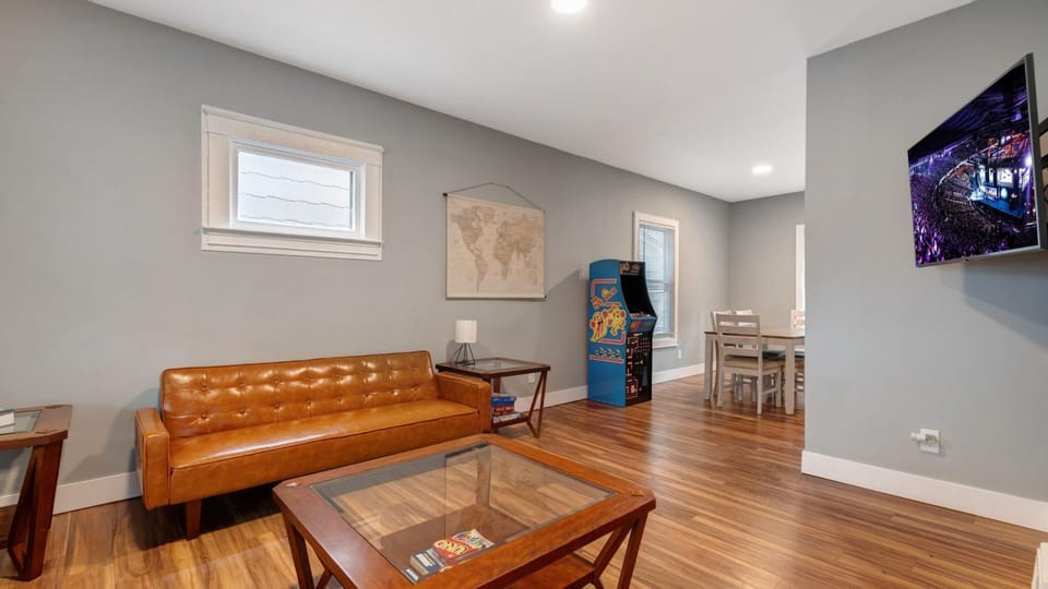 Walk to Niagara Falls. Renovated 3 bed house! House in Niagara Falls