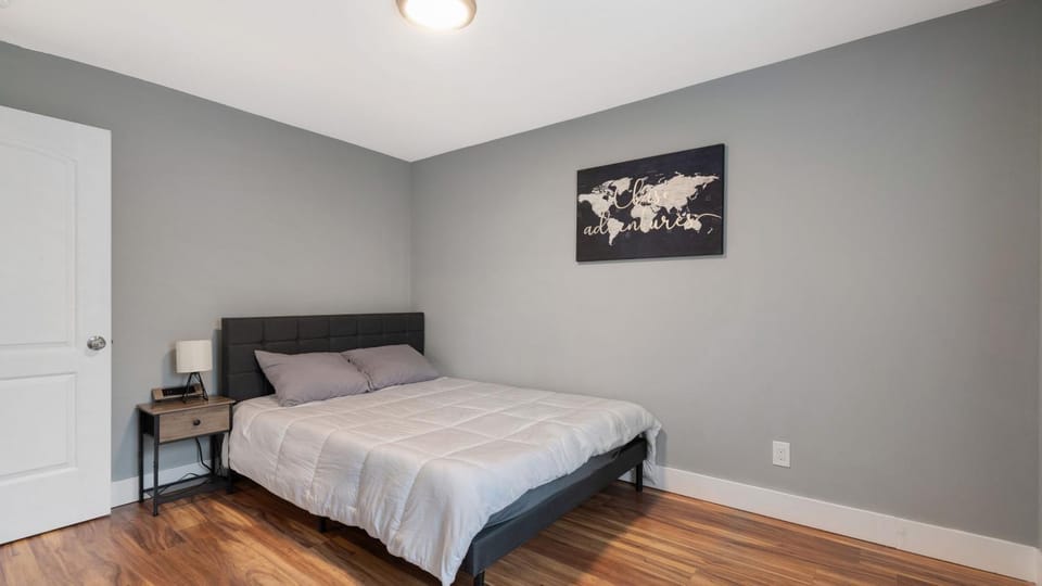 Walk to Niagara Falls. Renovated 3 bed house! House in Niagara Falls