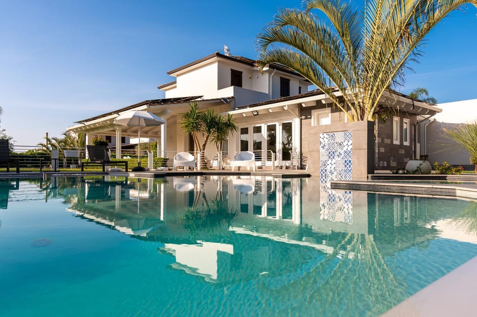 Property building, Day, Pool view, Swimming pool