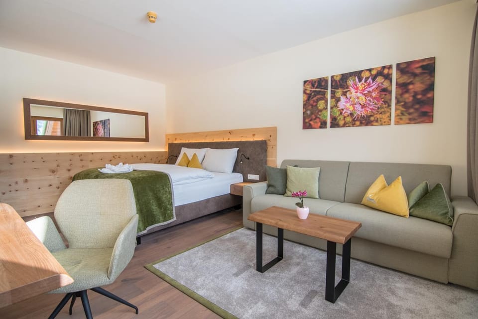 Bed, Seating area