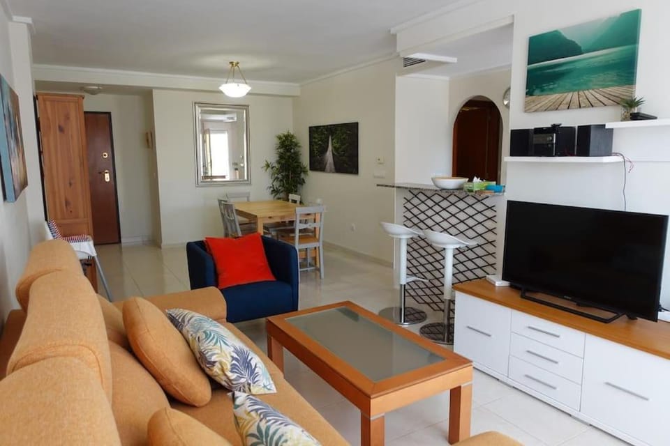 TV and multimedia, Living room, Seating area, Dining area
