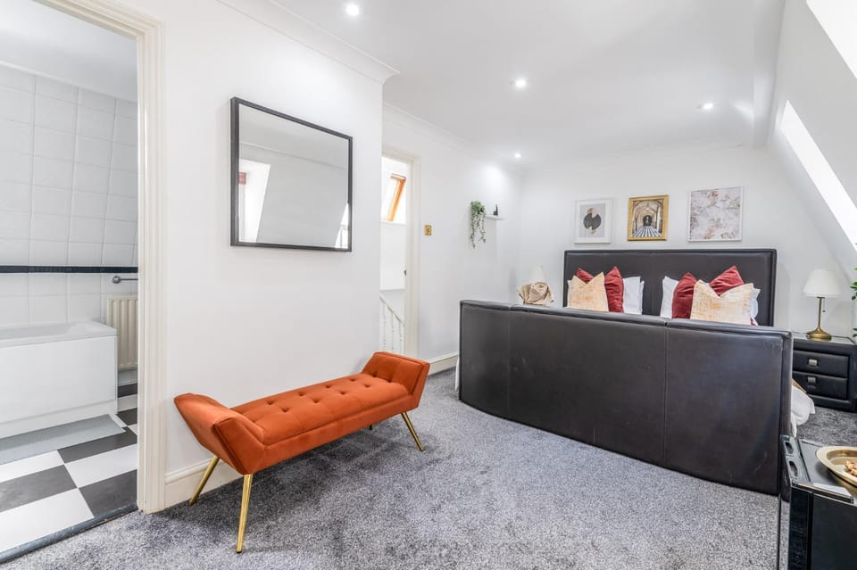 Bed, Photo of the whole room, Seating area, Bedroom