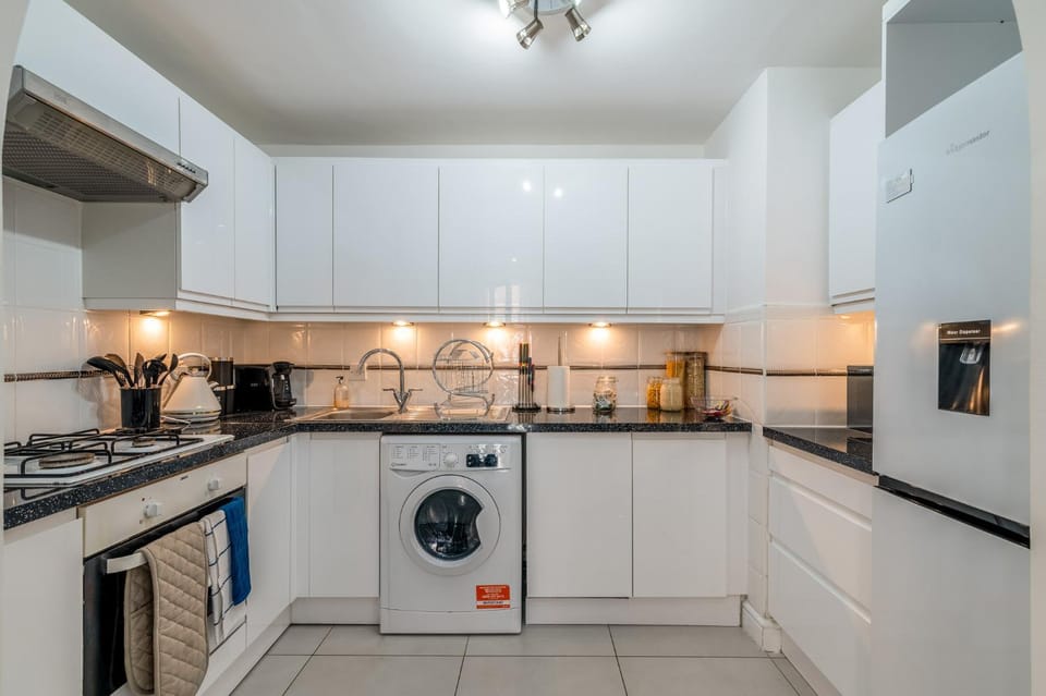 Kitchen or kitchenette, oven, toaster, washing machine