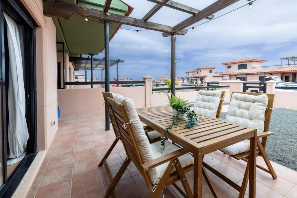 La Caleta Home con Piscina Terraza Jardines privados Terraza y Wifi House in Maxorata