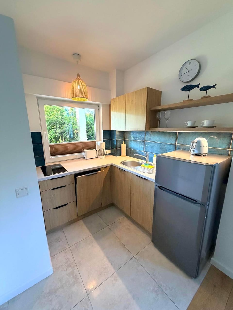 Kitchen or kitchenette, dishwasher, stove