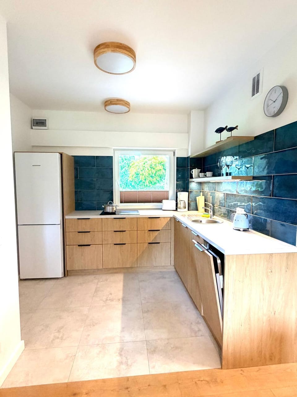 Kitchen or kitchenette, dishwasher, stove