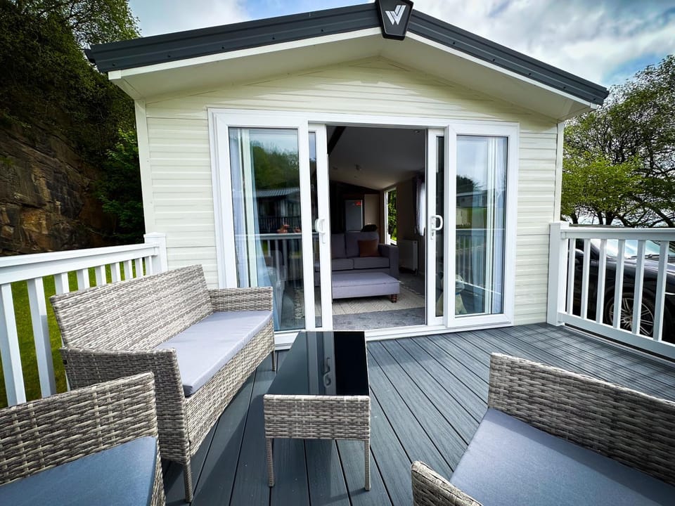 Property building, Patio, Balcony/Terrace