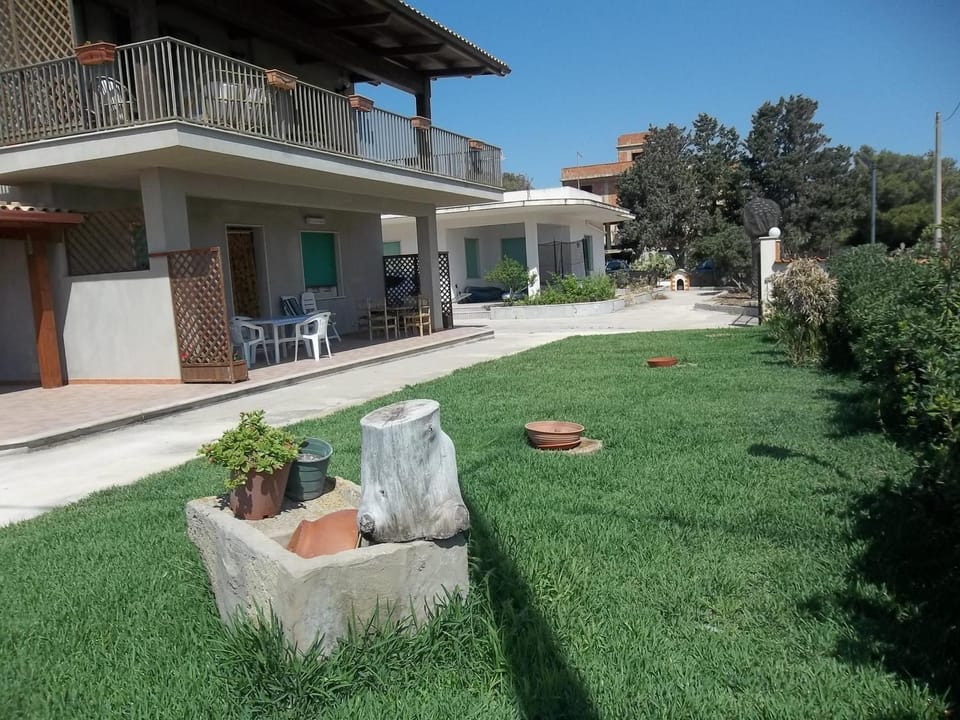 Property building, Facade/entrance, Day, Garden, Garden view