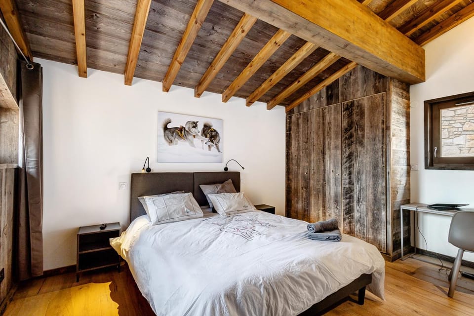 Property building, Living room, Bedroom