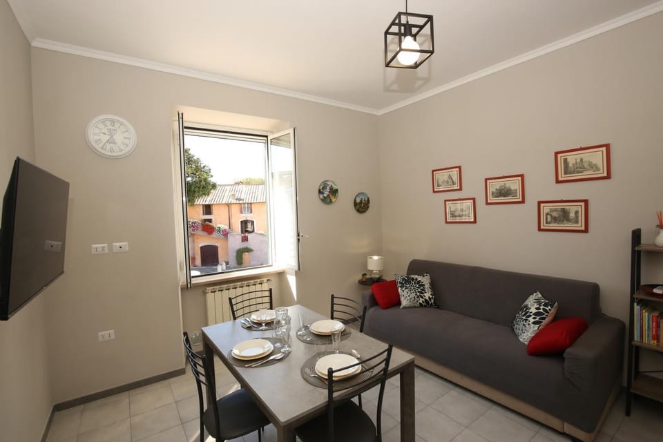 TV and multimedia, Living room, Seating area, Dining area