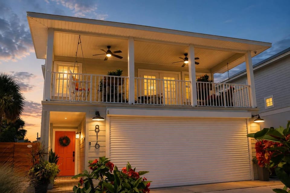 Property building, Patio, Facade/entrance, Balcony/Terrace, Sunset