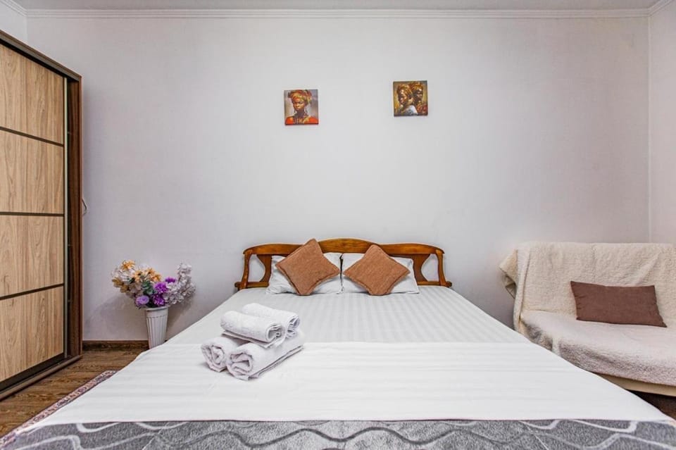 Bed, Photo of the whole room, Bedroom, towels, wardrobe