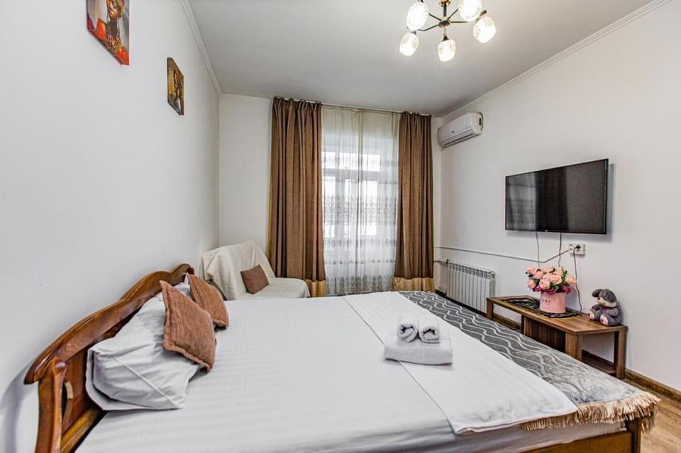 Bed, TV and multimedia, Living room, Seating area, Evening entertainment, Bedroom, towels